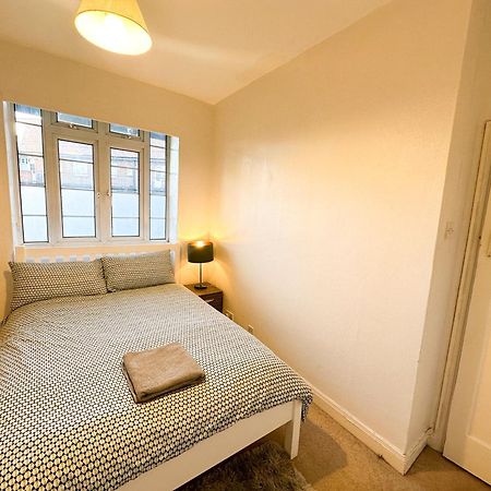 2 Bed Flat - Short Walk From Brent Cross Station Appartement Hendon Buitenkant foto