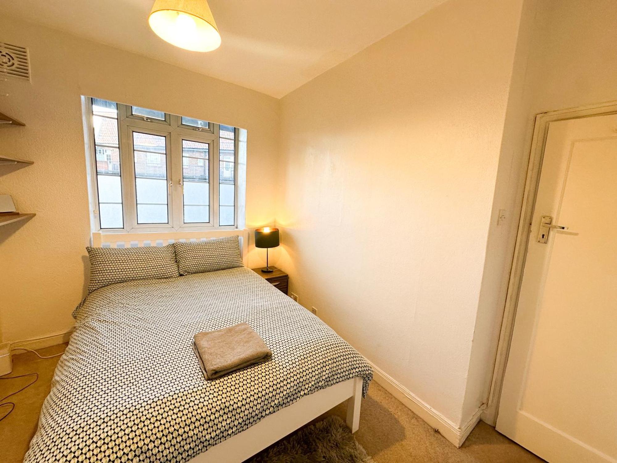 2 Bed Flat - Short Walk From Brent Cross Station Appartement Hendon Buitenkant foto