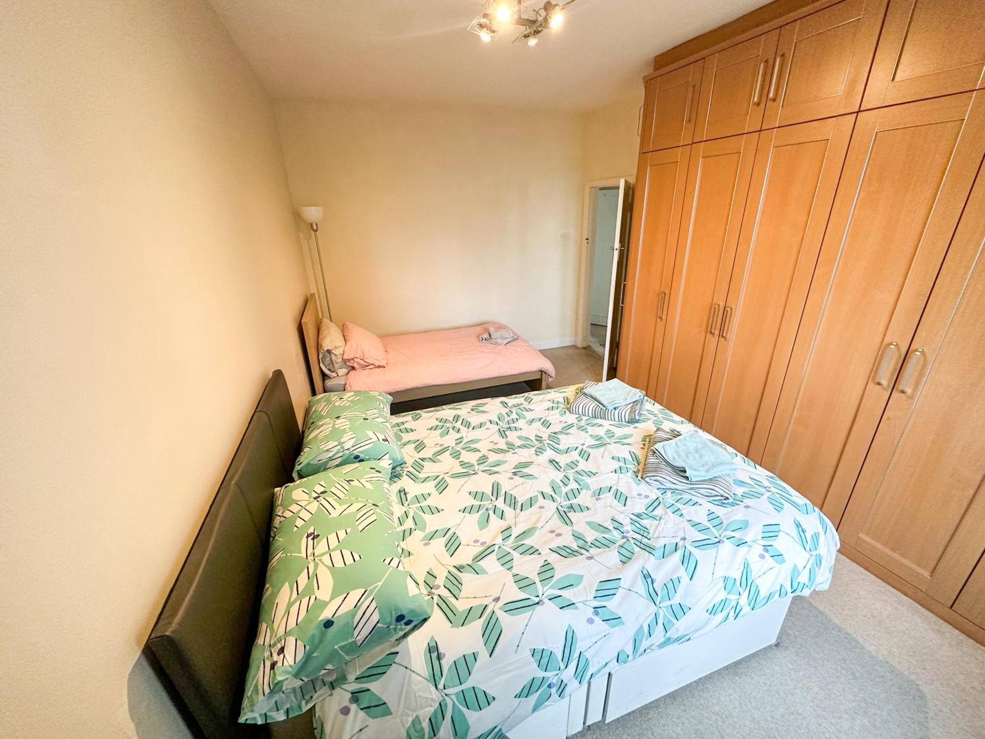 2 Bed Flat - Short Walk From Brent Cross Station Appartement Hendon Buitenkant foto